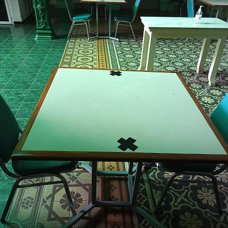 Hotel Trio スラカルタ エクステリア 写真