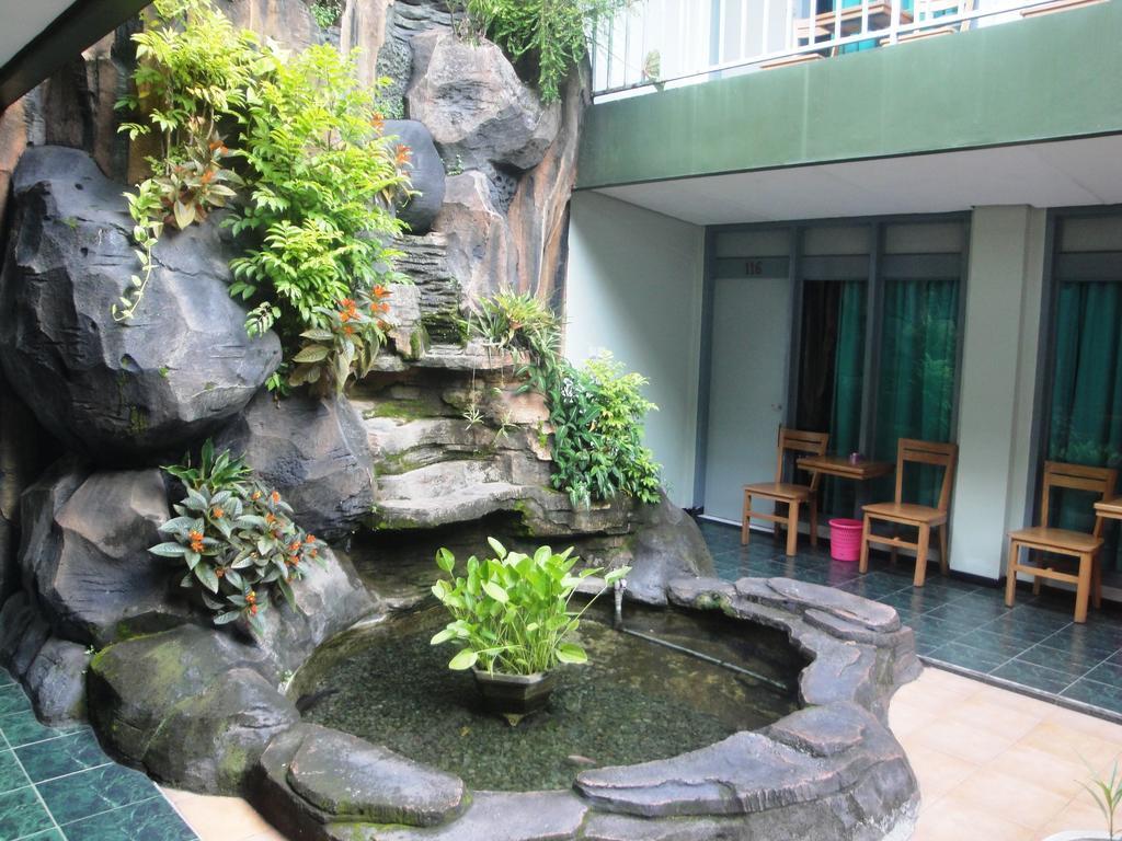 Hotel Trio スラカルタ エクステリア 写真