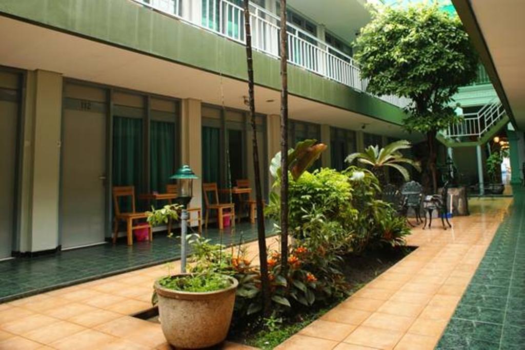 Hotel Trio スラカルタ エクステリア 写真